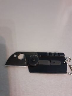 Складной нож-брелок Spyderco Dog Tag Folder Carbon