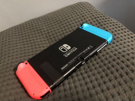 Практически новая Nintendo switch с игрой и чехлом
