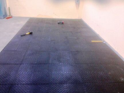 Полы в гараж, плитка для покрытия стяжки в гараже