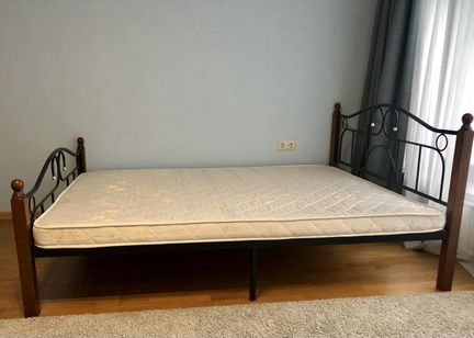 Кровать двухспальная с матрасом 160х200