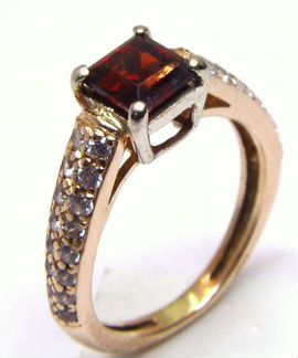 Золотое кольцо с гранатом и фианитами 585 пробы