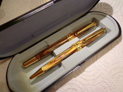 Набор ручек - шариковая и перьевая