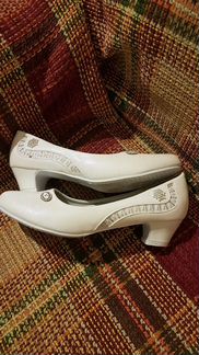 Туфли белые на каблучке